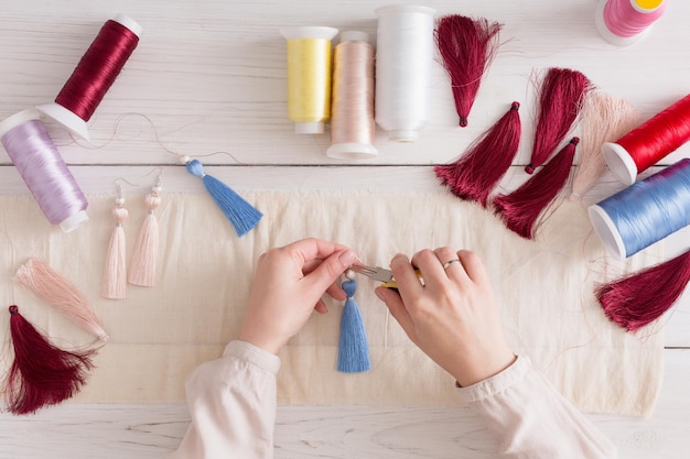 ręce z igłą i nicią